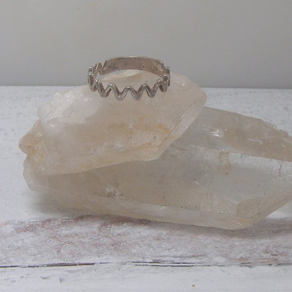 Sterling Silver Zig Zag Band Ring Geometric Chevron Design Sleek Modernist - Picture 4 of 5